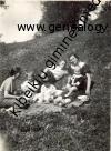 Kibeikių šeima su kaimyne poilsiauja 1937 m vasarą